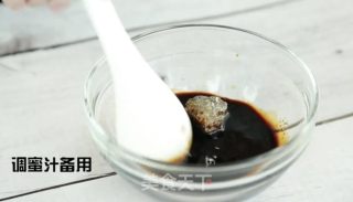 甜蜜升级-蜜汁炖鱿鱼的做法步骤：2