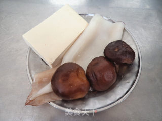 【天津】鱼香鱿鱼豆腐的做法步骤：1