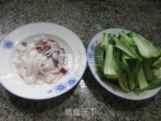 鱿鱼炒青菜 的做法步骤：1