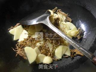 笋干菜鱿鱼炒土豆的做法步骤：6