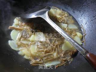笋干菜鱿鱼炒土豆的做法步骤：7