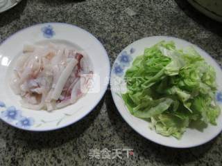 鱿鱼炒圆白菜的做法步骤：1