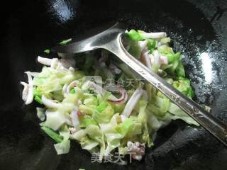 鱿鱼炒圆白菜的做法步骤：7