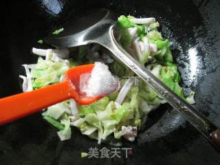 鱿鱼炒圆白菜的做法步骤：9