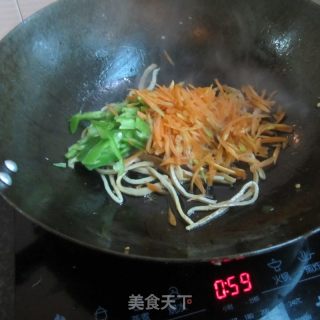 青椒鱿鱼萝卜丝的做法步骤：4