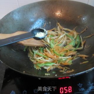 青椒鱿鱼萝卜丝的做法步骤：8