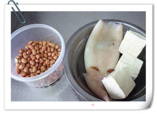 宫保鱿鱼豆腐的做法步骤：1