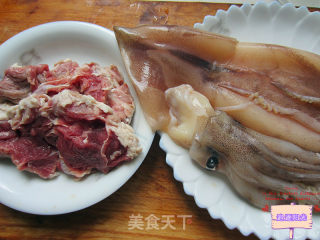 牛肉酿鱿鱼的做法步骤：1