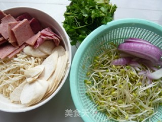 风靡街头的大锅菜——炒什锦的做法步骤：2