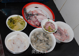 酸菜海鲜锅的做法步骤：1