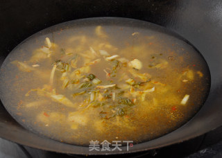 酸菜海鲜锅的做法步骤：3