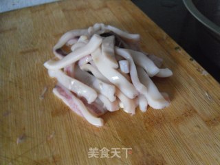 鱿鱼条炒韭菜的做法步骤：2