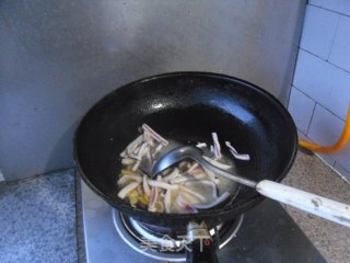 鱿鱼条炒韭菜的做法步骤：5
