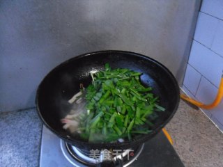 鱿鱼条炒韭菜的做法步骤：6
