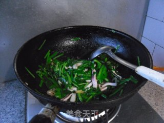 鱿鱼条炒韭菜的做法步骤：9