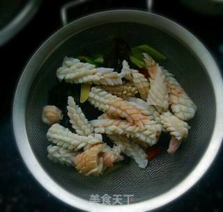 鲜鱿鱼炒白菜的做法步骤：3