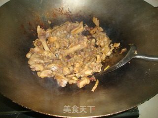 粉丝鱿鱼+腊肉焖豆角干的做法步骤：11