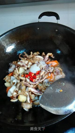 海鲜焖锅的做法步骤：5