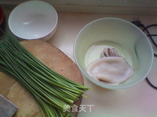 鱿鱼韭菜苔水饺的做法步骤：1