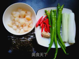 青红椒炒贝肉的做法步骤：1