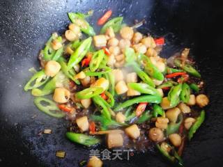 青红椒炒贝肉的做法步骤：7