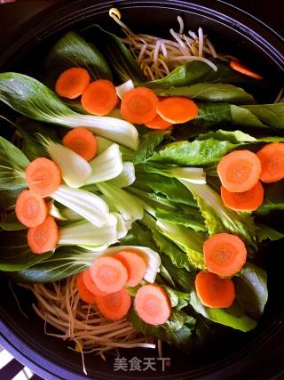 韩日蔬菜海鲜营养锅的做法步骤：1