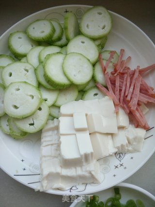 海鲜丝瓜豆腐汤的做法步骤：5