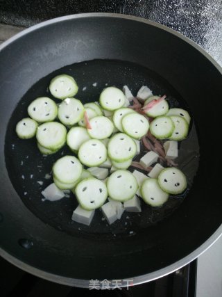 海鲜丝瓜豆腐汤的做法步骤：7