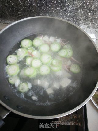 海鲜丝瓜豆腐汤的做法步骤：8