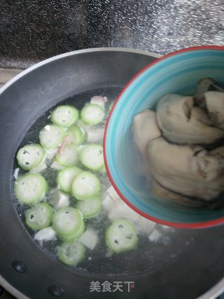 海鲜丝瓜豆腐汤的做法步骤：9