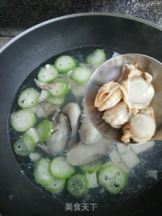 海鲜丝瓜豆腐汤的做法步骤：10