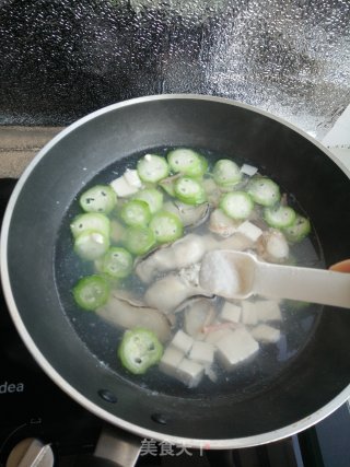 海鲜丝瓜豆腐汤的做法步骤：11