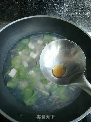 海鲜丝瓜豆腐汤的做法步骤：13