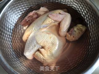 干贝鱼胶炖鸡汤的做法步骤：1