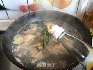 干贝鱼胶炖鸡汤的做法步骤：2