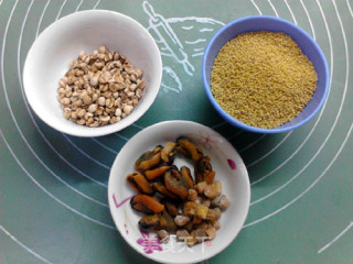 干贝淡菜薏仁小米粥的做法步骤：1