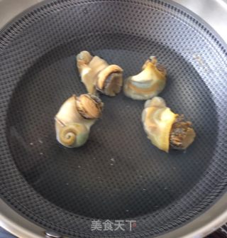 丝瓜炒海螺片的做法步骤：1