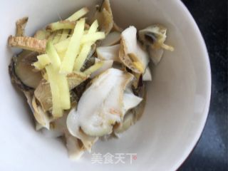 “面条”爆炒海螺片拌面的做法步骤：5