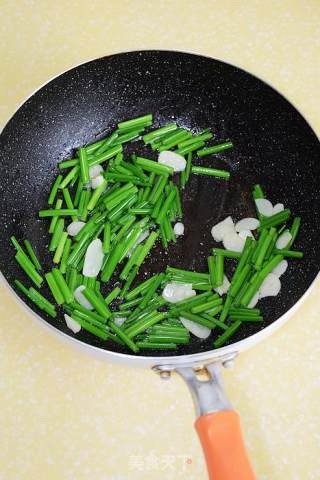 【韭菜苔炒螺片】--家常味道的海鲜小炒的做法步骤：5