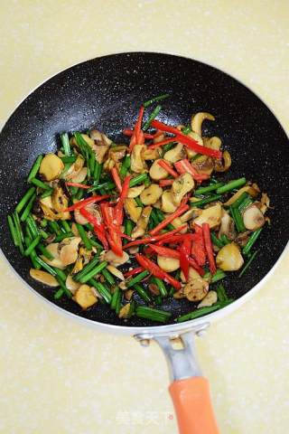 【韭菜苔炒螺片】--家常味道的海鲜小炒的做法步骤：7