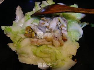 海螺炒白菜片的做法步骤：2