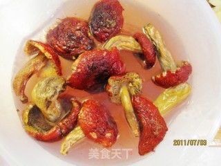 【闽菜】红菇土鸡汤的做法步骤：2