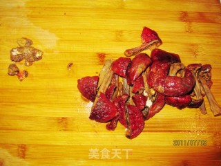 【闽菜】红菇土鸡汤的做法步骤：4