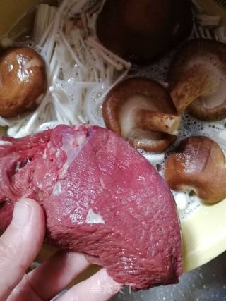 干贝杂菇牛肉羹的做法步骤：1