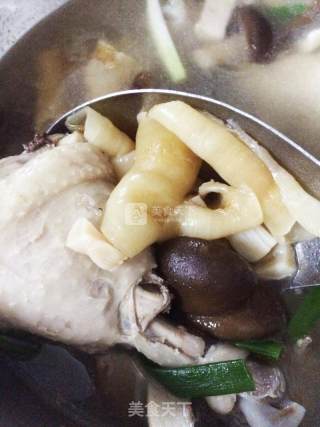 5分钟煮好花胶元贝炖香菇鸡腿汤的做法步骤：2