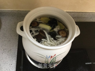 酸辣菌菇鲜蔬汤的做法步骤：3
