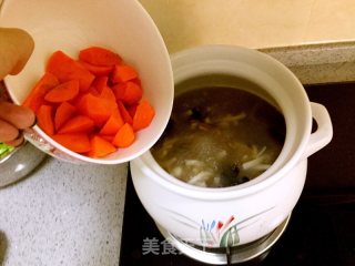 酸辣菌菇鲜蔬汤的做法步骤：4