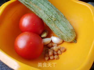 番茄丝瓜汤--生津清暑热的做法步骤：1