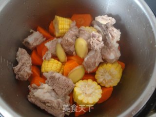 夏日滋补汤——清甜美味的排骨玉米萝卜汤的做法步骤：4