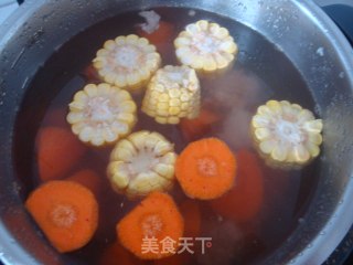 夏日滋补汤——清甜美味的排骨玉米萝卜汤的做法步骤：5